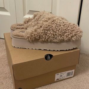 UGG CURLY PLATFORM SLIPPERS NWB